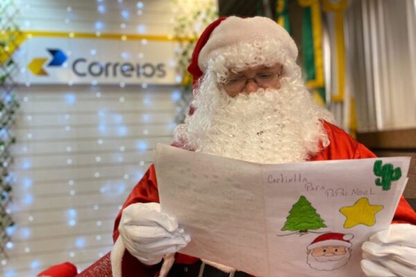 Correios tem disponíveis 14 mil cartinhas do Papai Noel para adoção